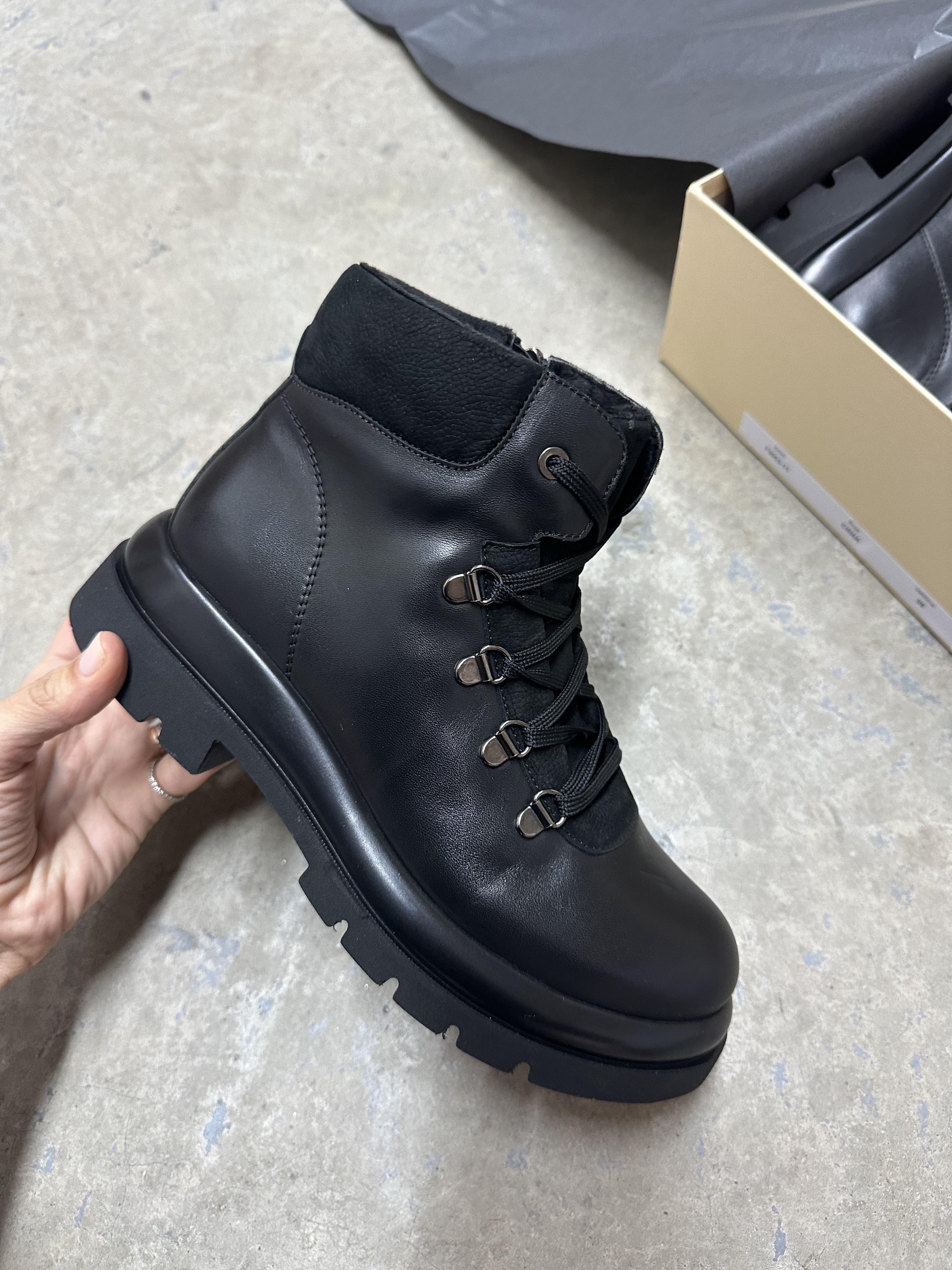 SPORTSKA ŽENSKA KRATKA ČIZMA U CRNOJ KOŽI