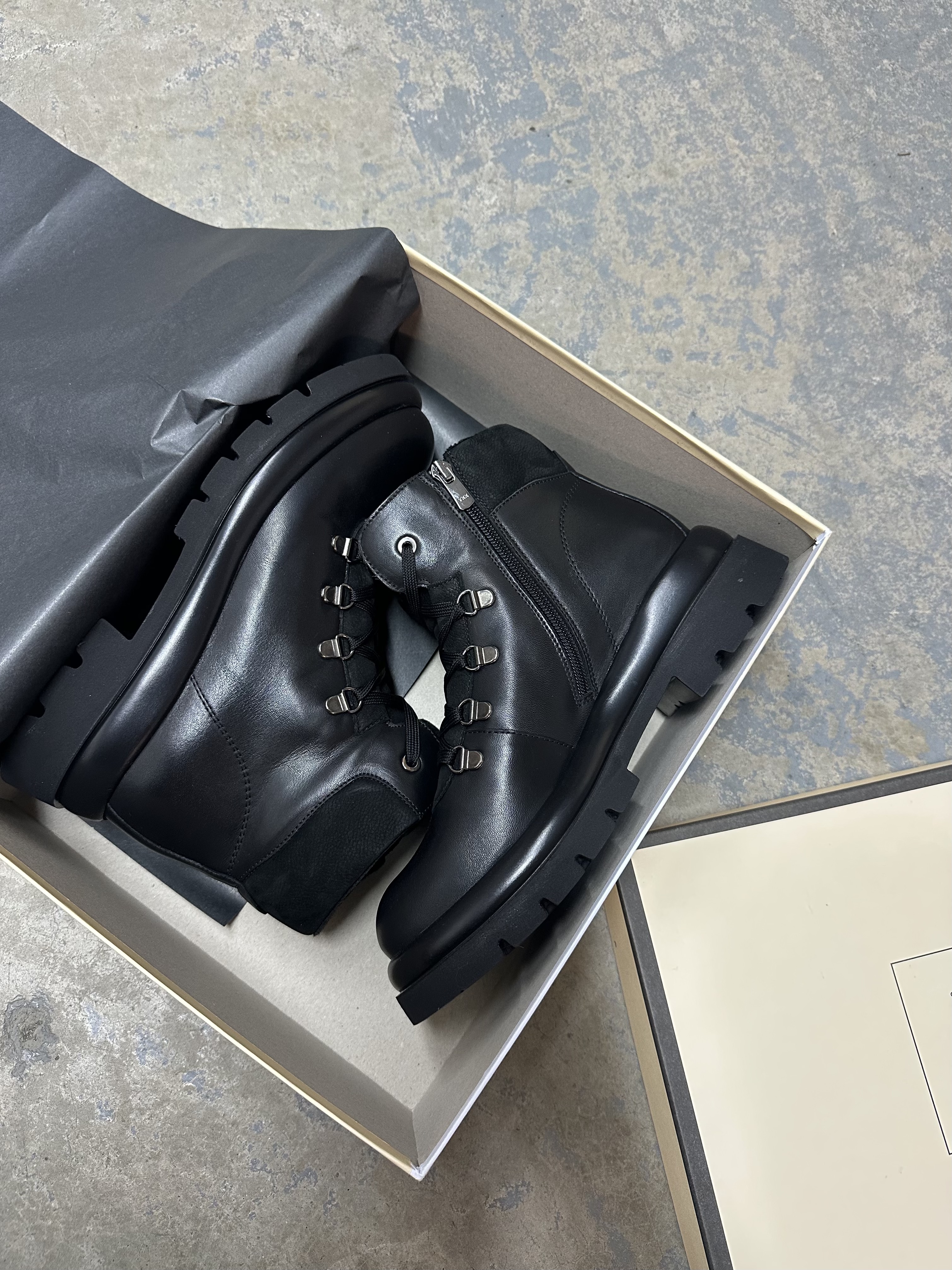 SPORTSKA ŽENSKA KRATKA ČIZMA U CRNOJ KOŽI