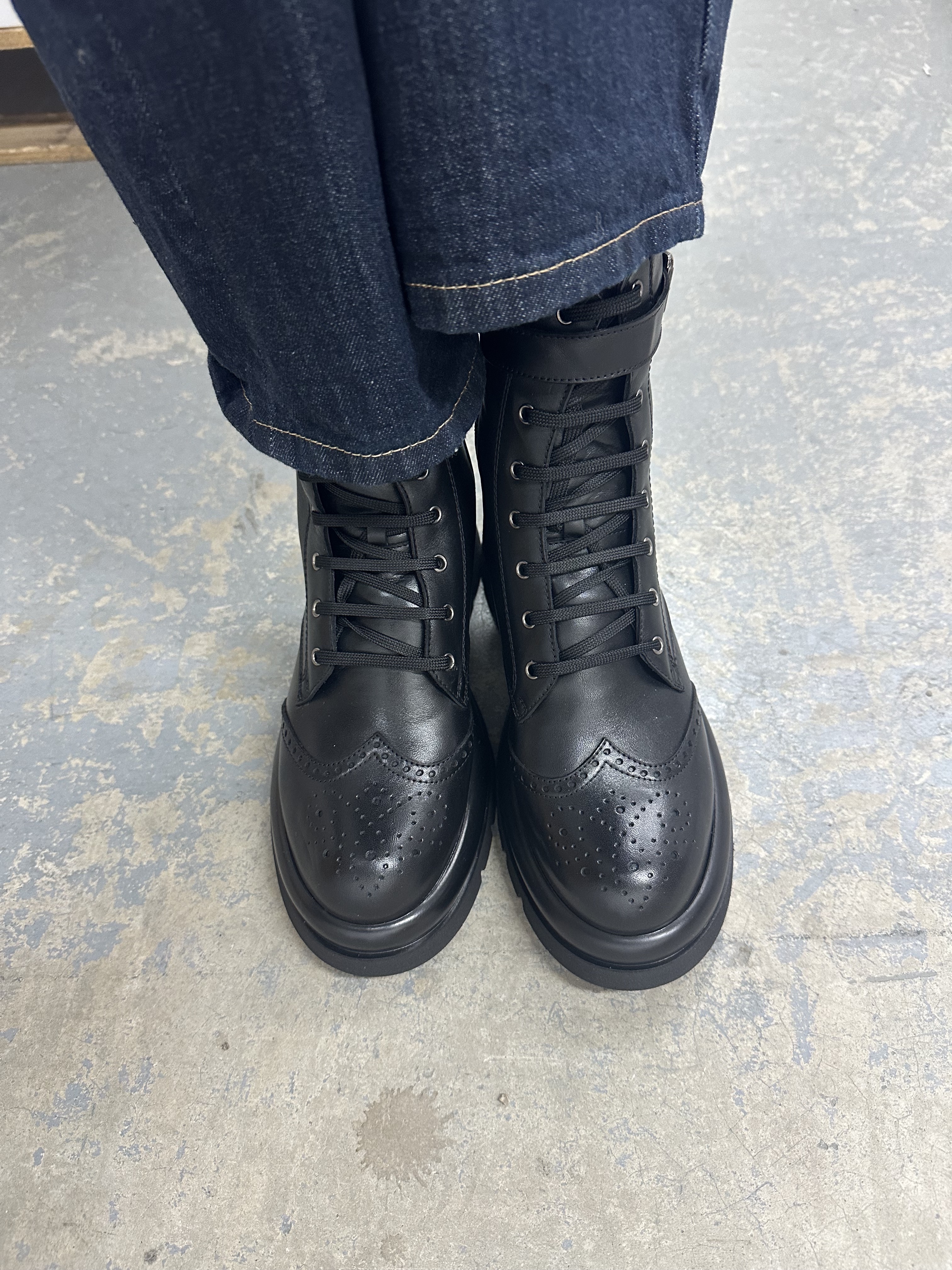 MODERNE ŽENSKE ČIZMICE NA PERTLANJE SA ZUMBANIM VRHOM