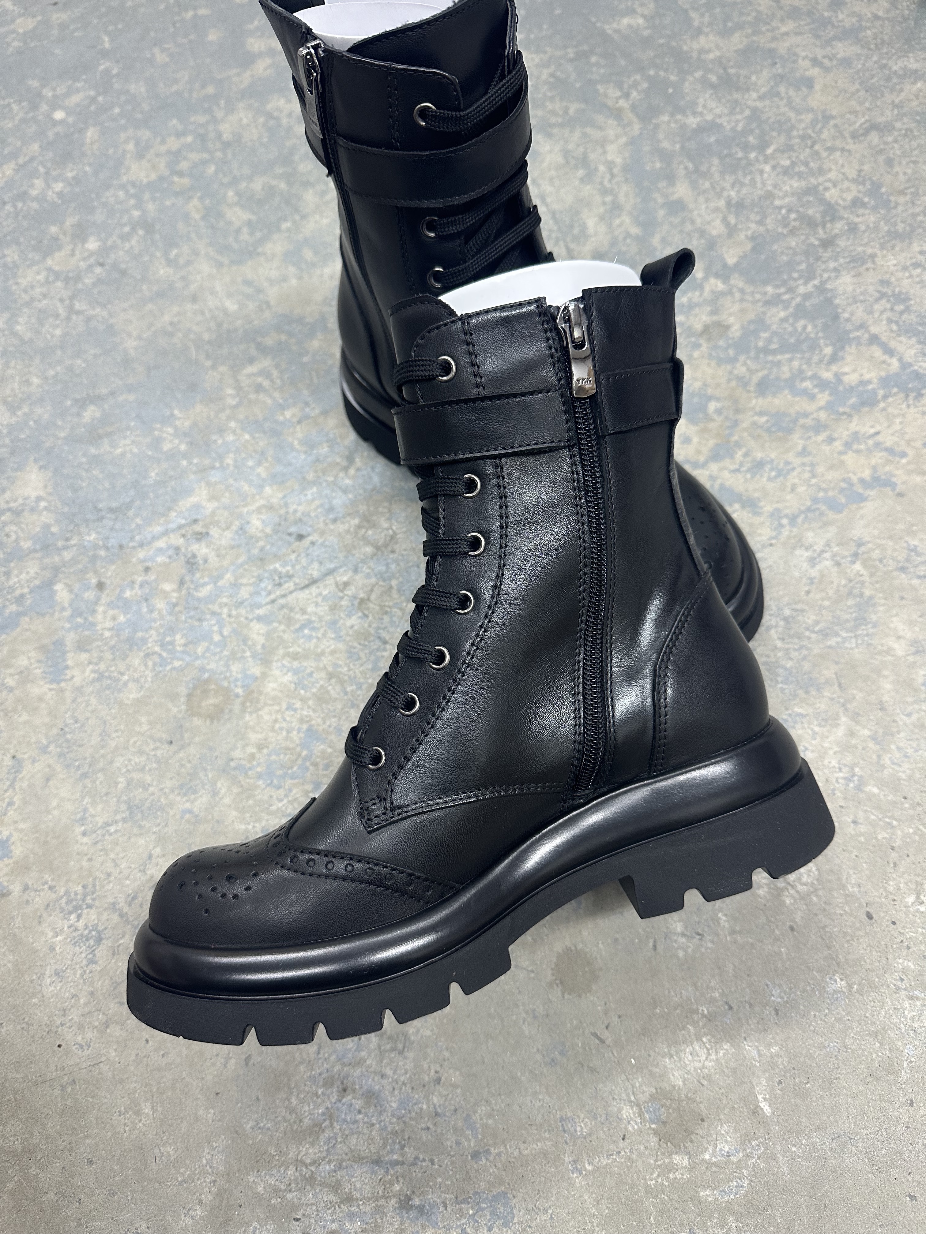 MODERNE ŽENSKE ČIZMICE NA PERTLANJE SA ZUMBANIM VRHOM