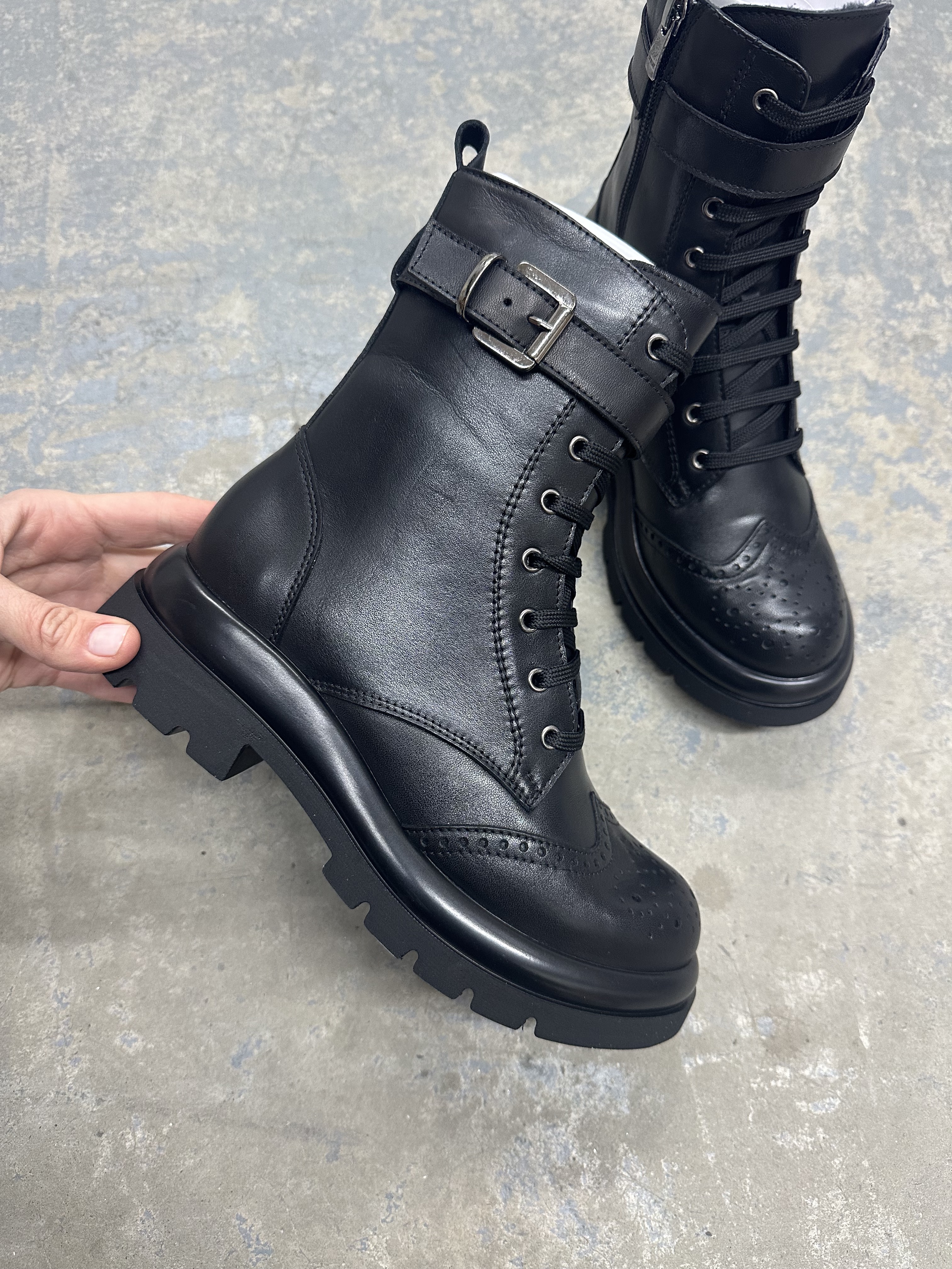 MODERNE ŽENSKE ČIZMICE NA PERTLANJE SA ZUMBANIM VRHOM