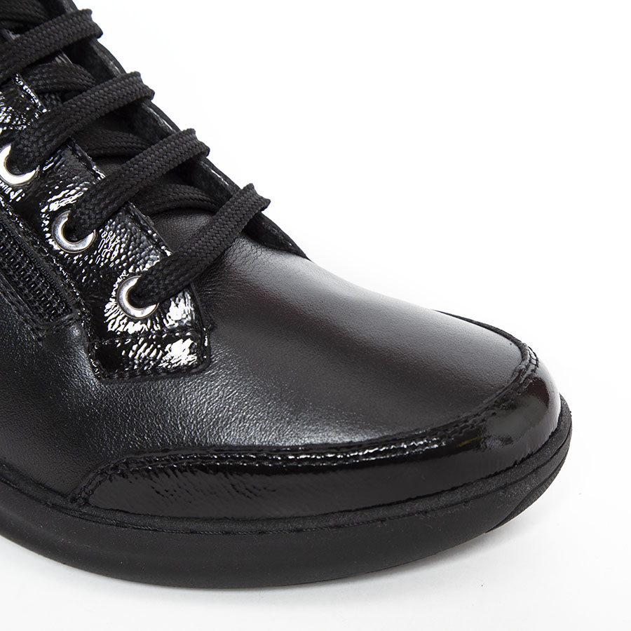 POLUDUBOKA ŽENSKA ČIZMA NA PERTLANJE