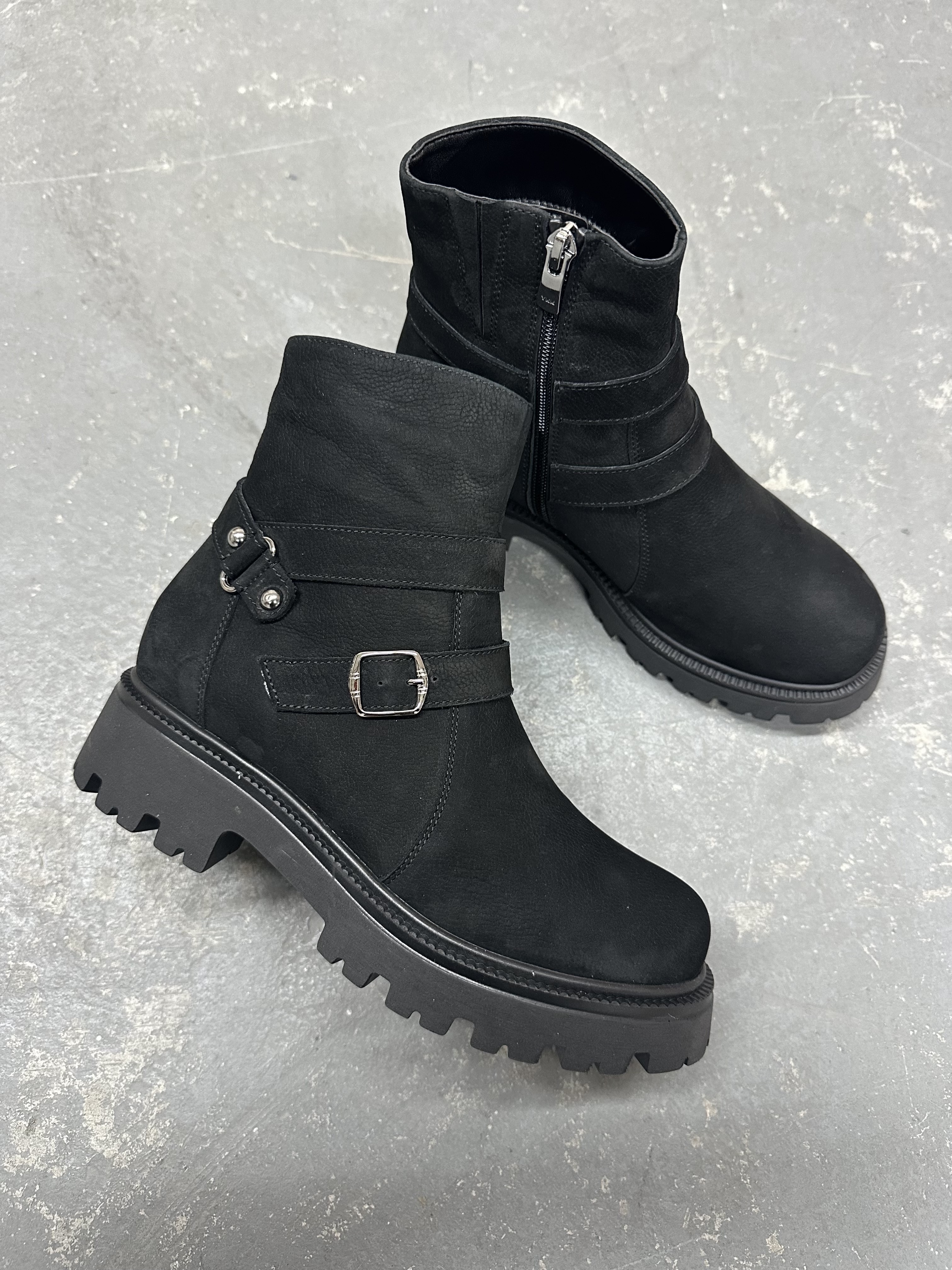 Kratke čizmice sa ukrasnim kaiševima