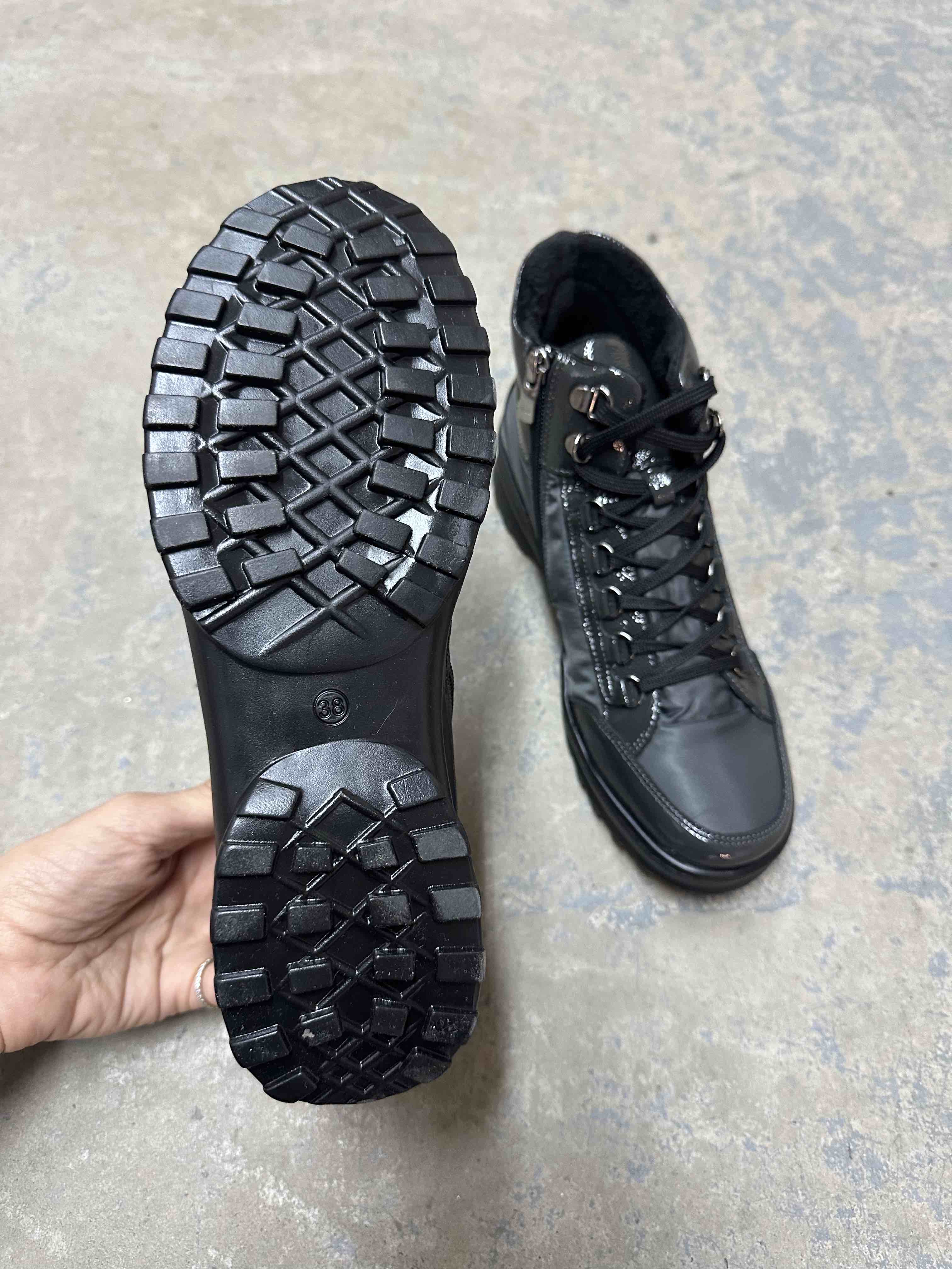 NEPROMOČIVA POLUDUBOKA SPORTSKA ČIZMA NA PERTLANJE 