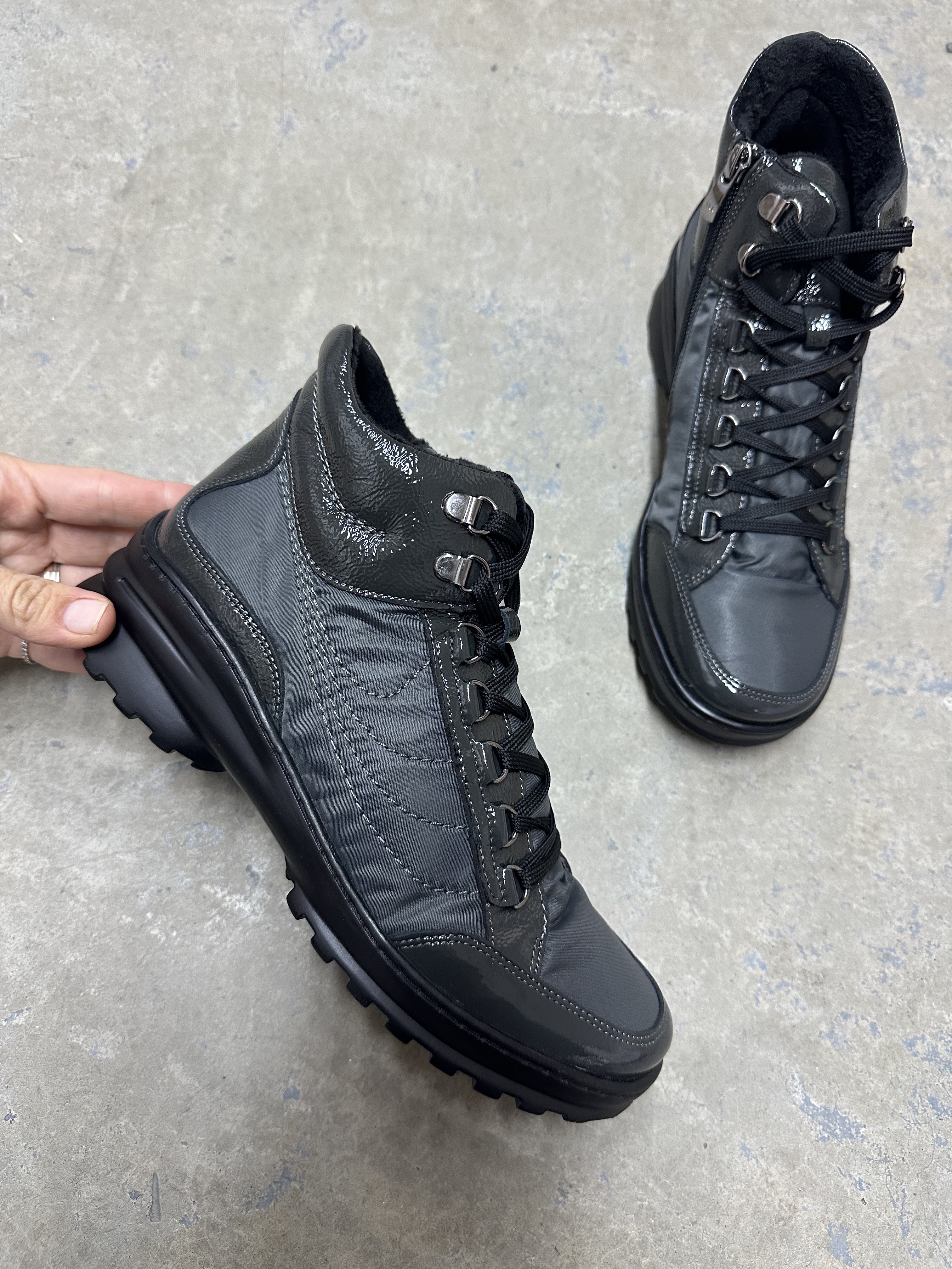 NEPROMOČIVA POLUDUBOKA SPORTSKA ČIZMA NA PERTLANJE 