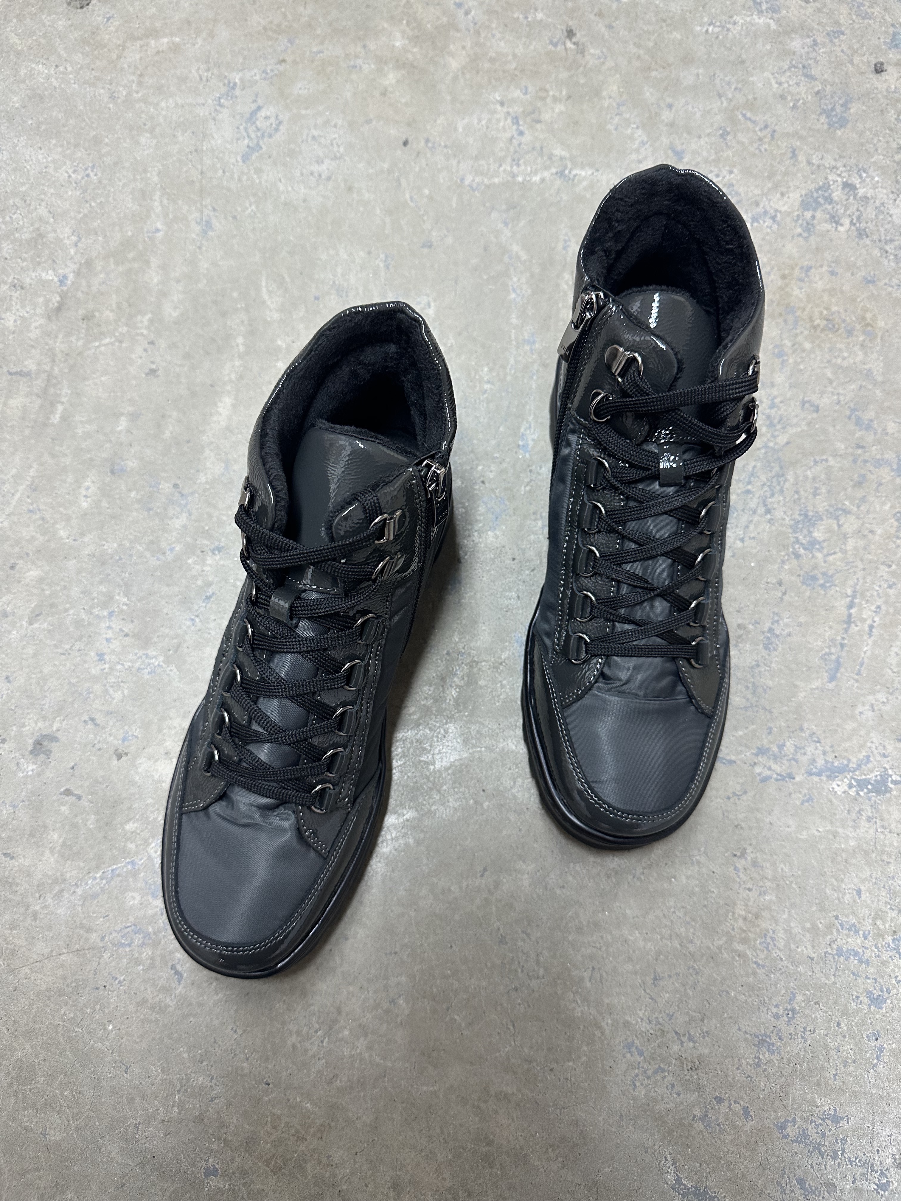 NEPROMOČIVA POLUDUBOKA SPORTSKA ČIZMA NA PERTLANJE 