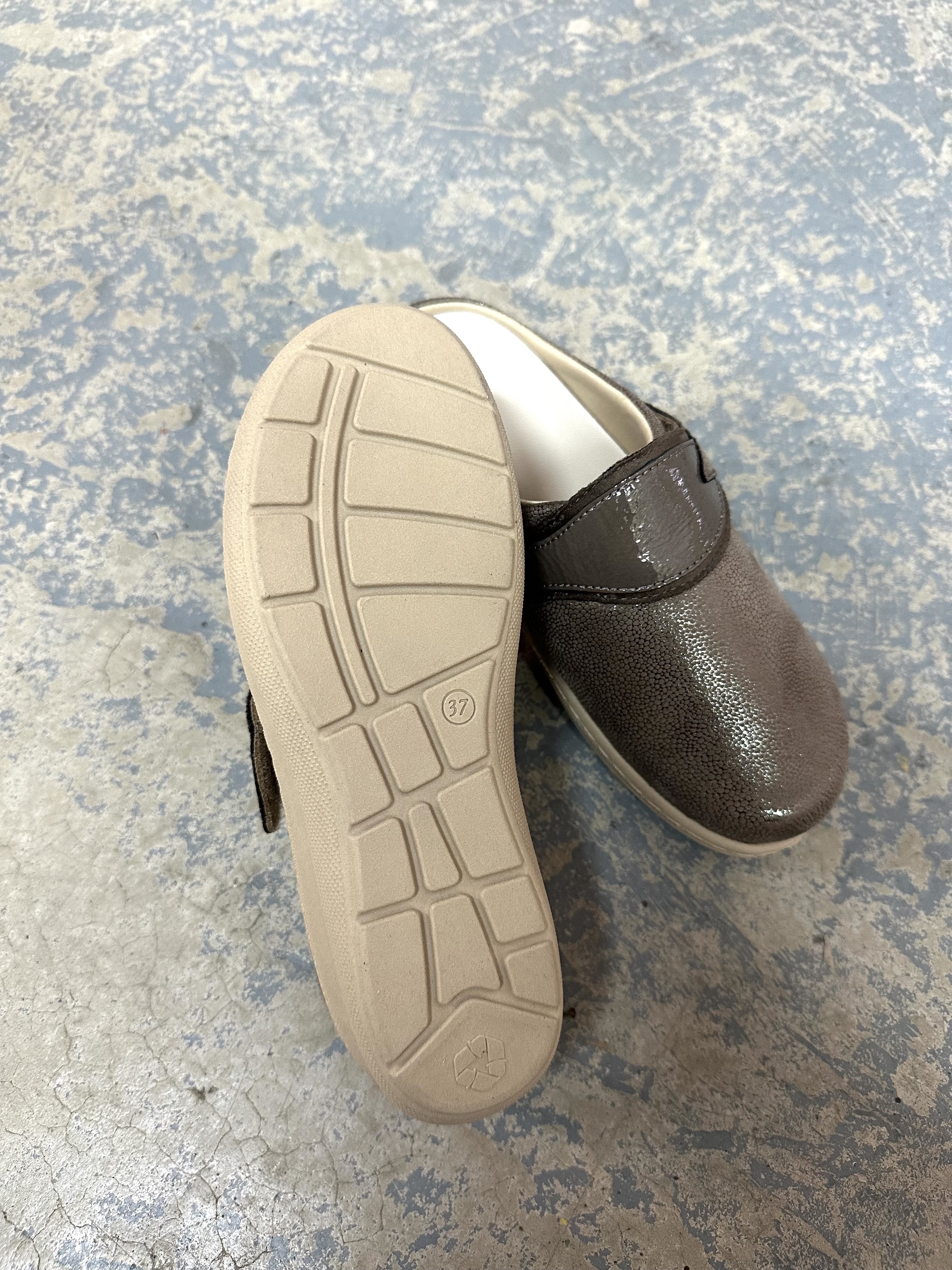 UDOBNE ANATOMSKA ŽENSKE SOBNE KLOMPE