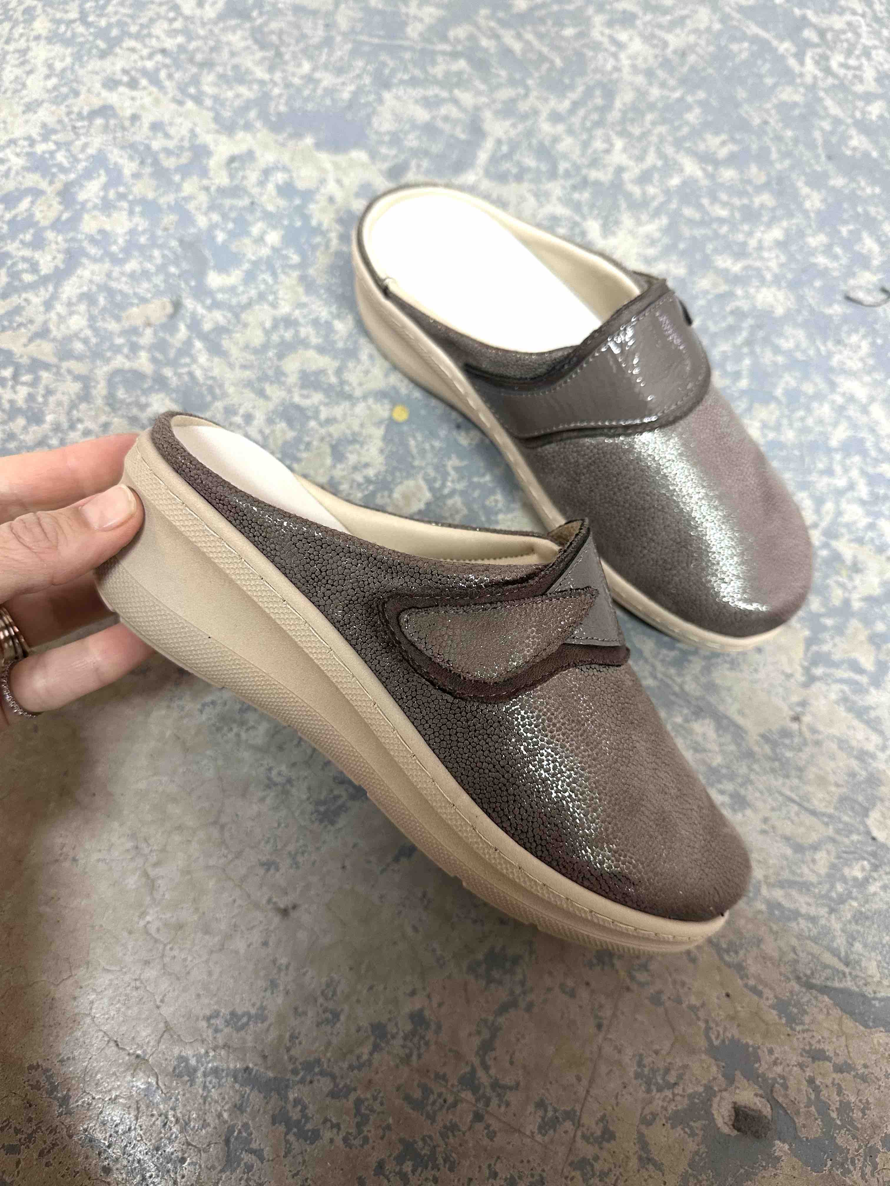 UDOBNE ANATOMSKA ŽENSKE SOBNE KLOMPE