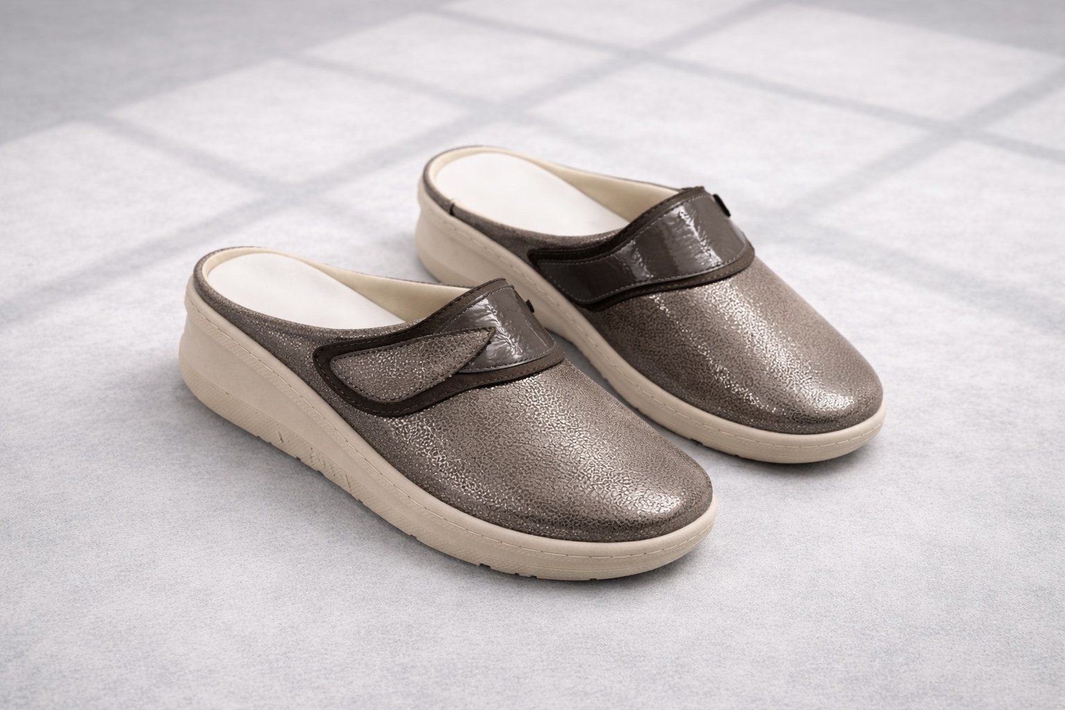 UDOBNE ANATOMSKA ŽENSKE SOBNE KLOMPE