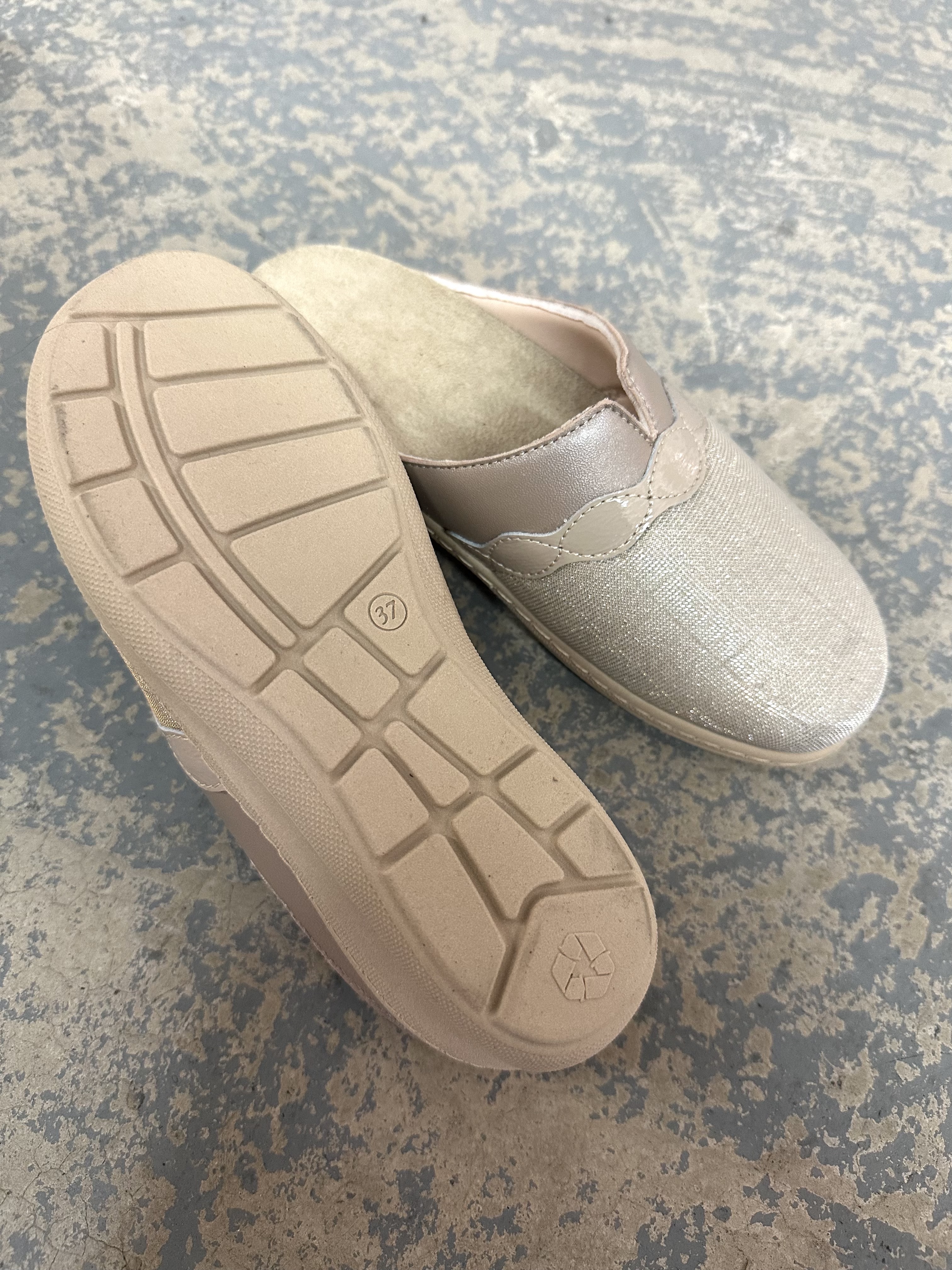 UDOBNE ANATOMSKA ŽENSKE SOBNE KLOMPE