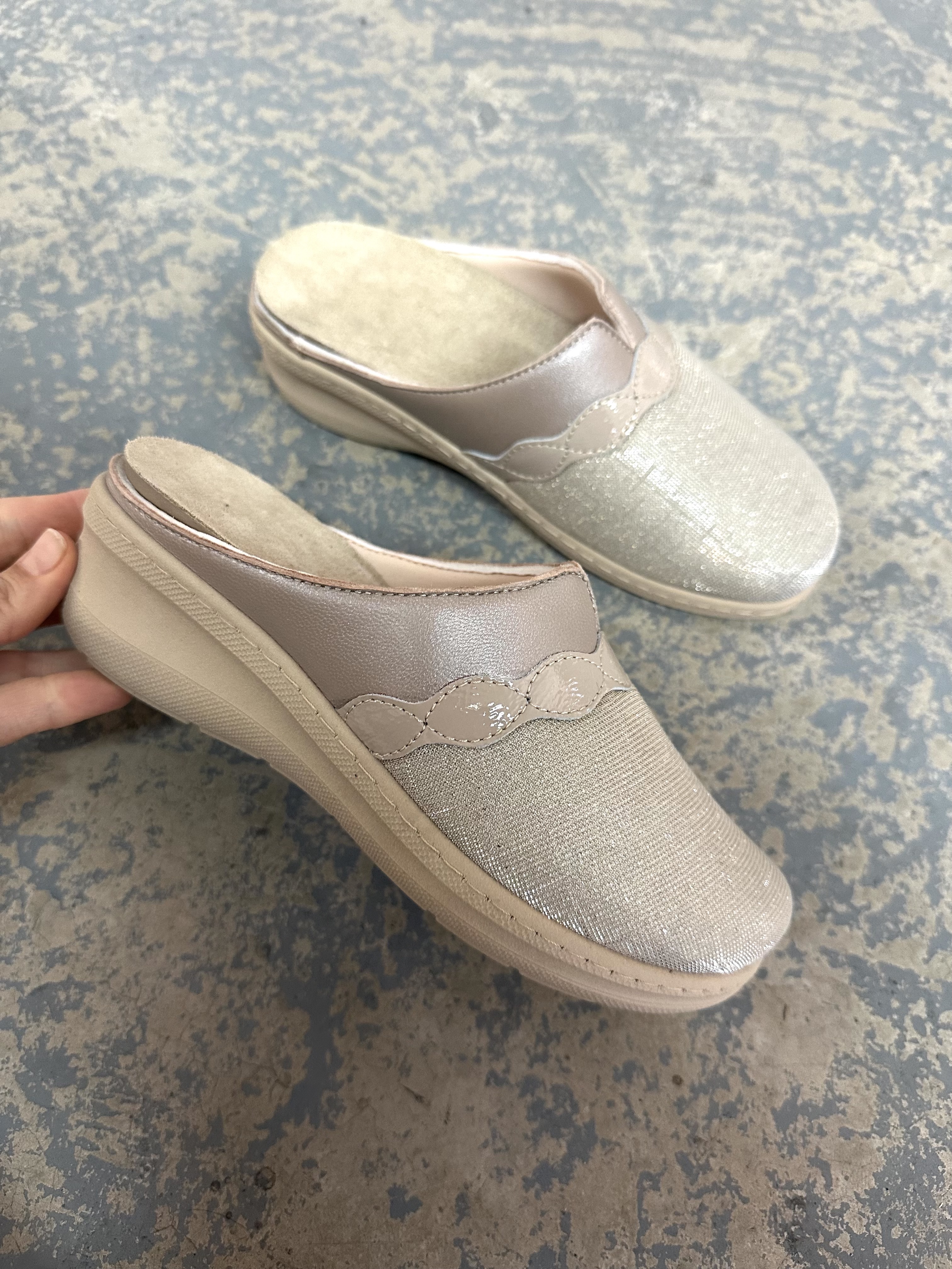 UDOBNE ANATOMSKA ŽENSKE SOBNE KLOMPE