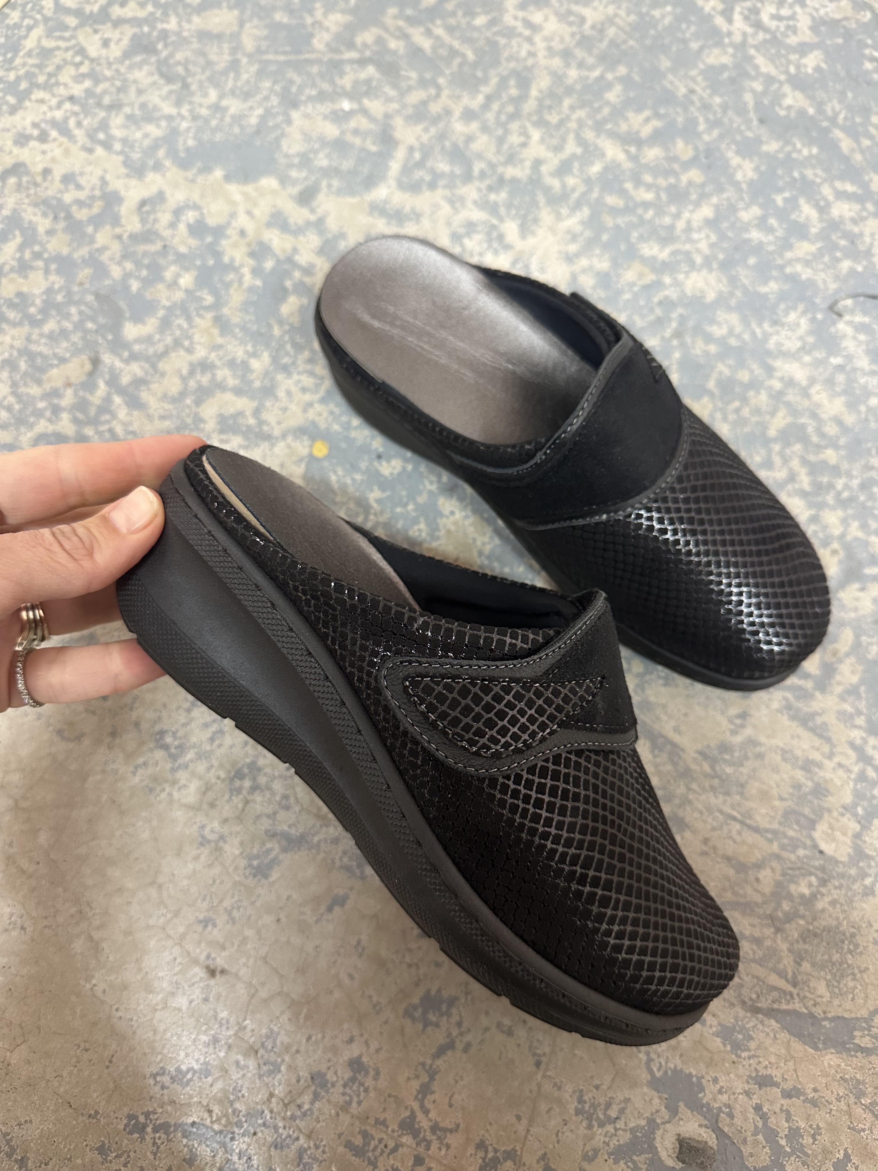 UDOBNE ANATOMSKA ŽENSKE SOBNE KLOMPE