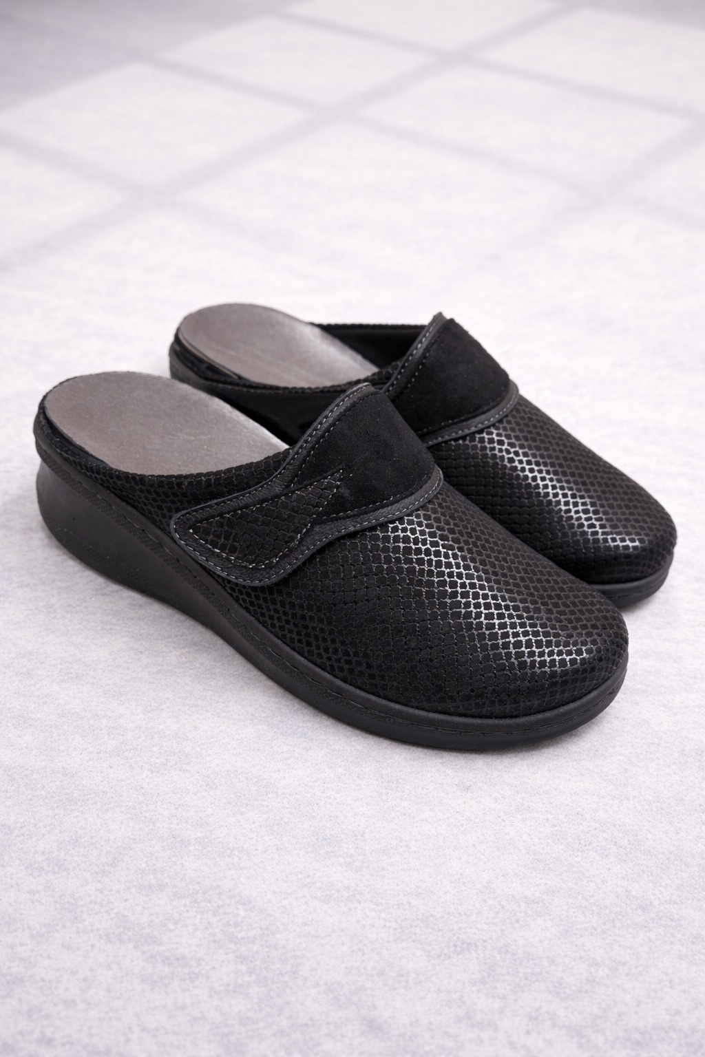 UDOBNE ANATOMSKA ŽENSKE SOBNE KLOMPE