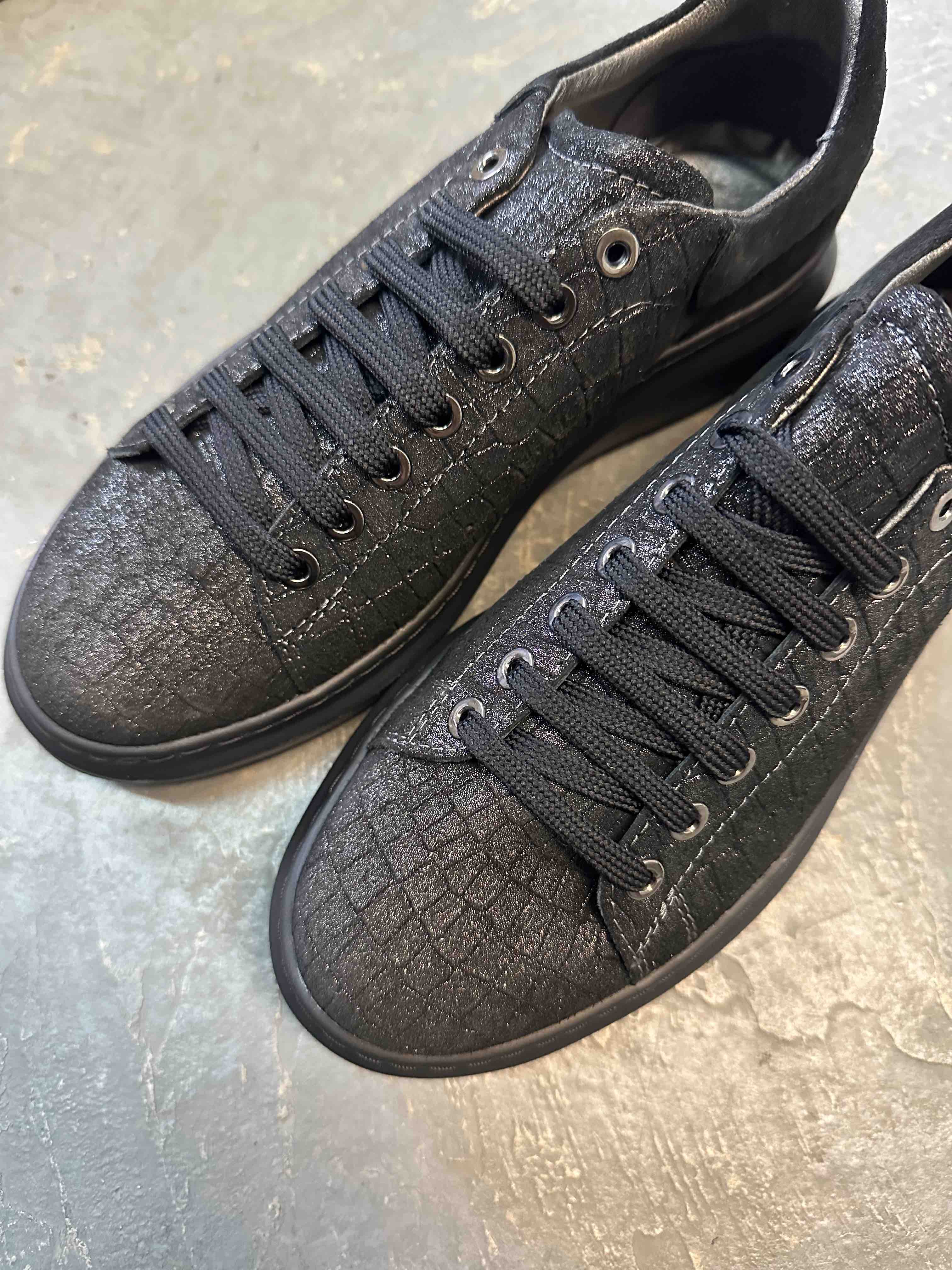 Moderna ženska patika na belom đonu u crnom laku