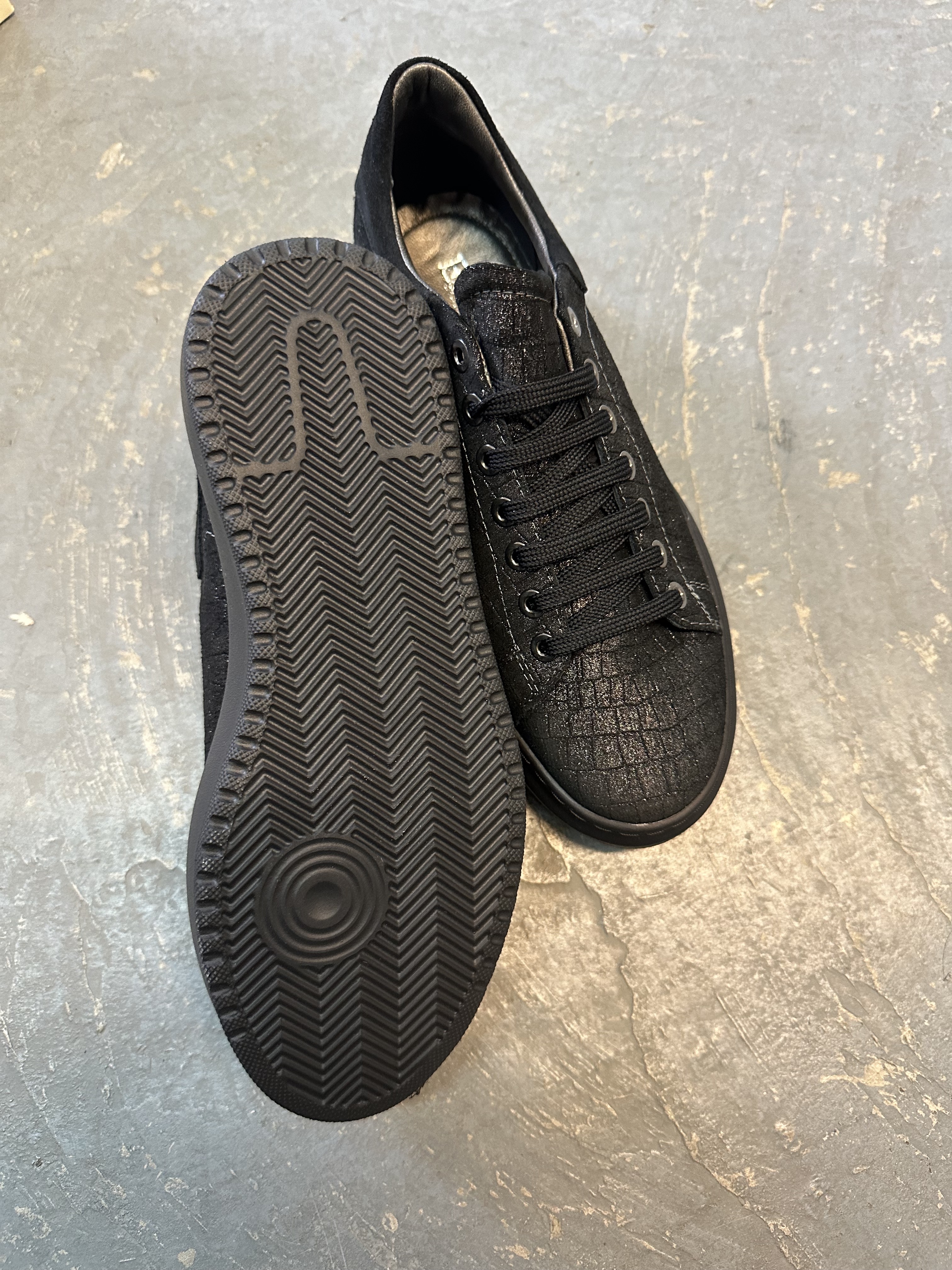 Moderna ženska patika na belom đonu u crnom laku