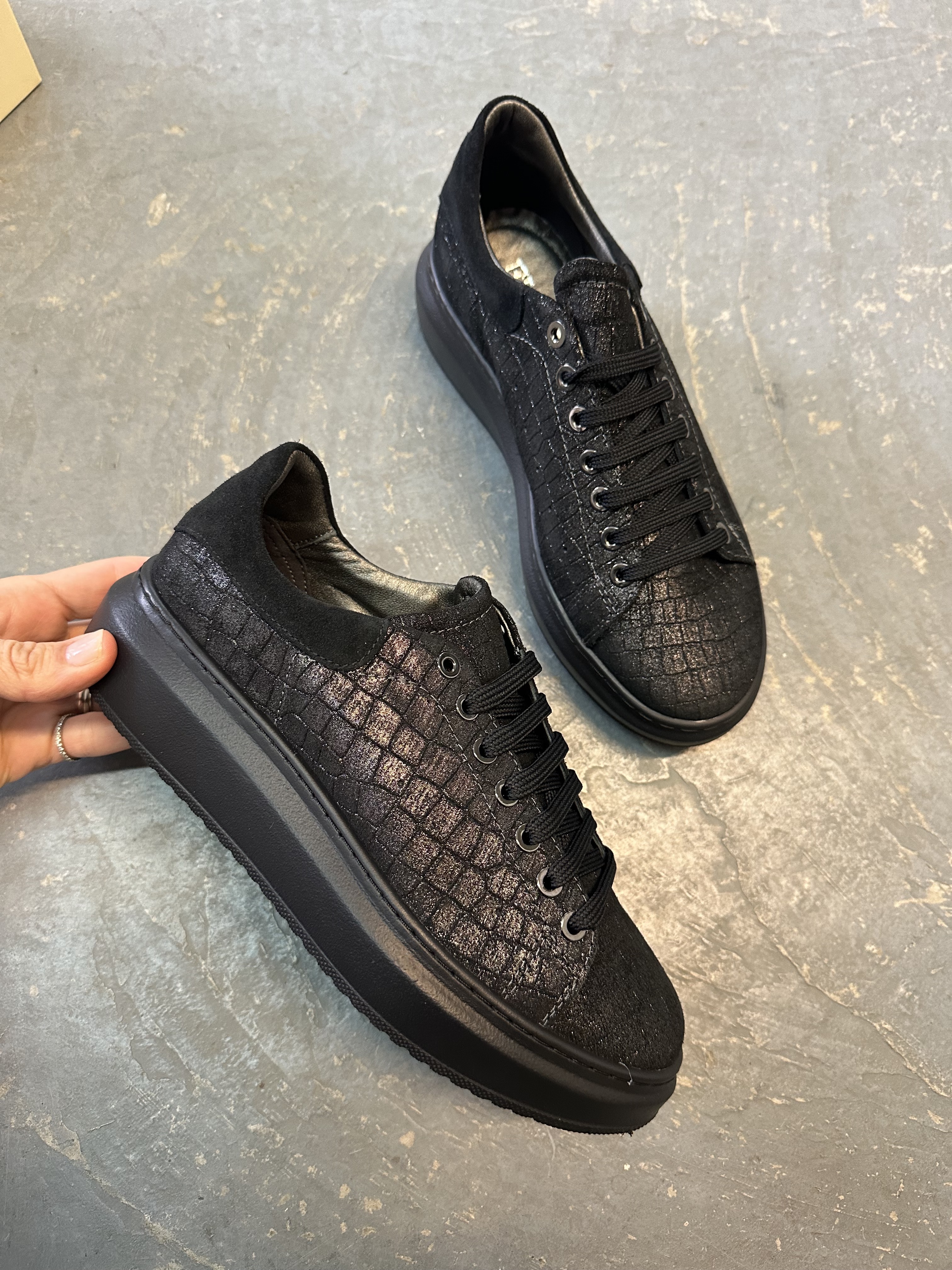 Moderna ženska patika na belom đonu u crnom laku