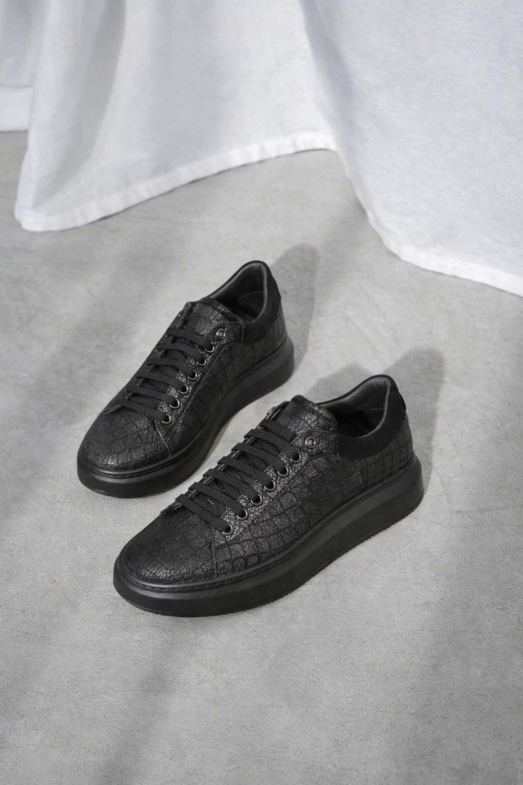 Moderna ženska patika na belom đonu u crnom laku