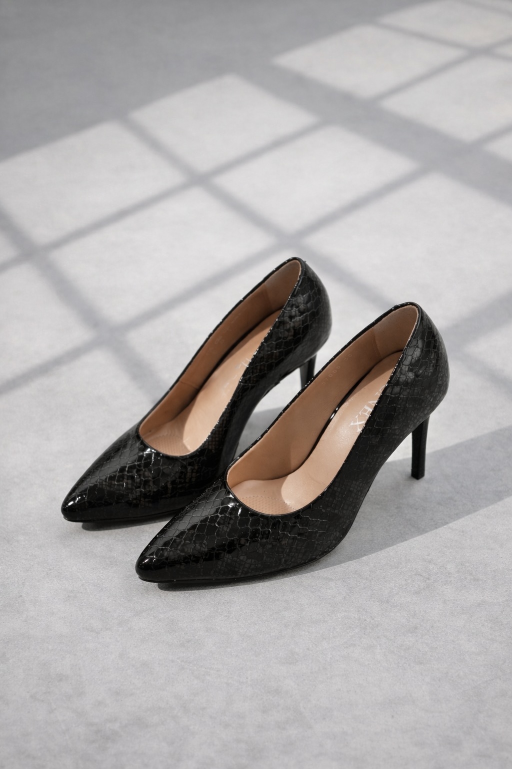 VEOMA ELEGANTNA ŽENSKA SALONKA U KOŽI OD SITNOG CRNOG KROKO LAKA