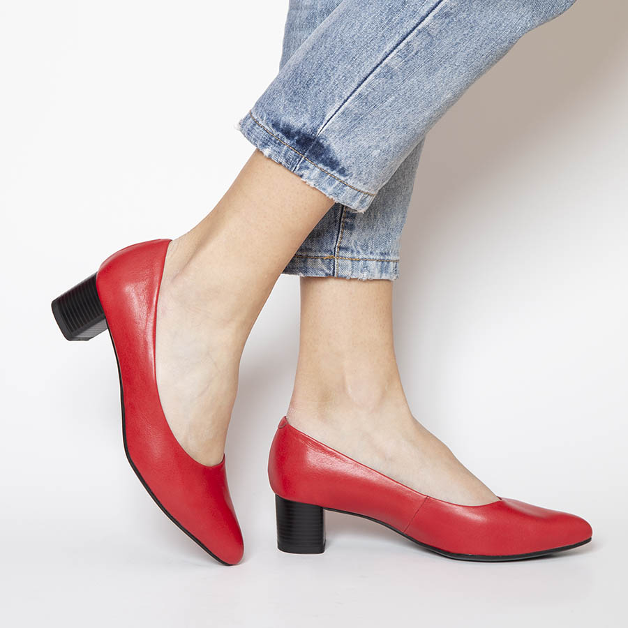 Elegantna ženska cipela u crvenoj koži