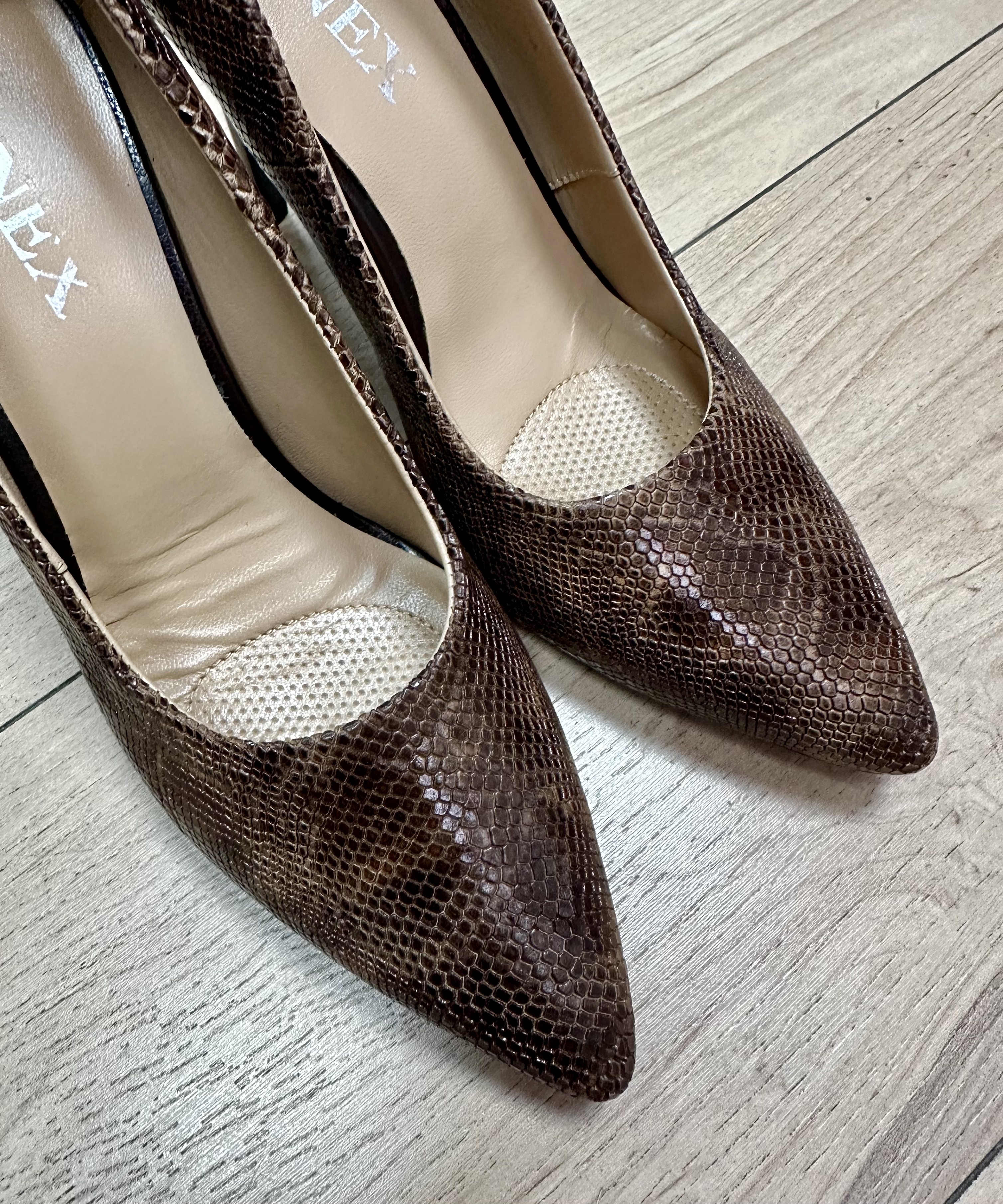 Veoma elegantna ženska salonka u koži od sitnog krokoa