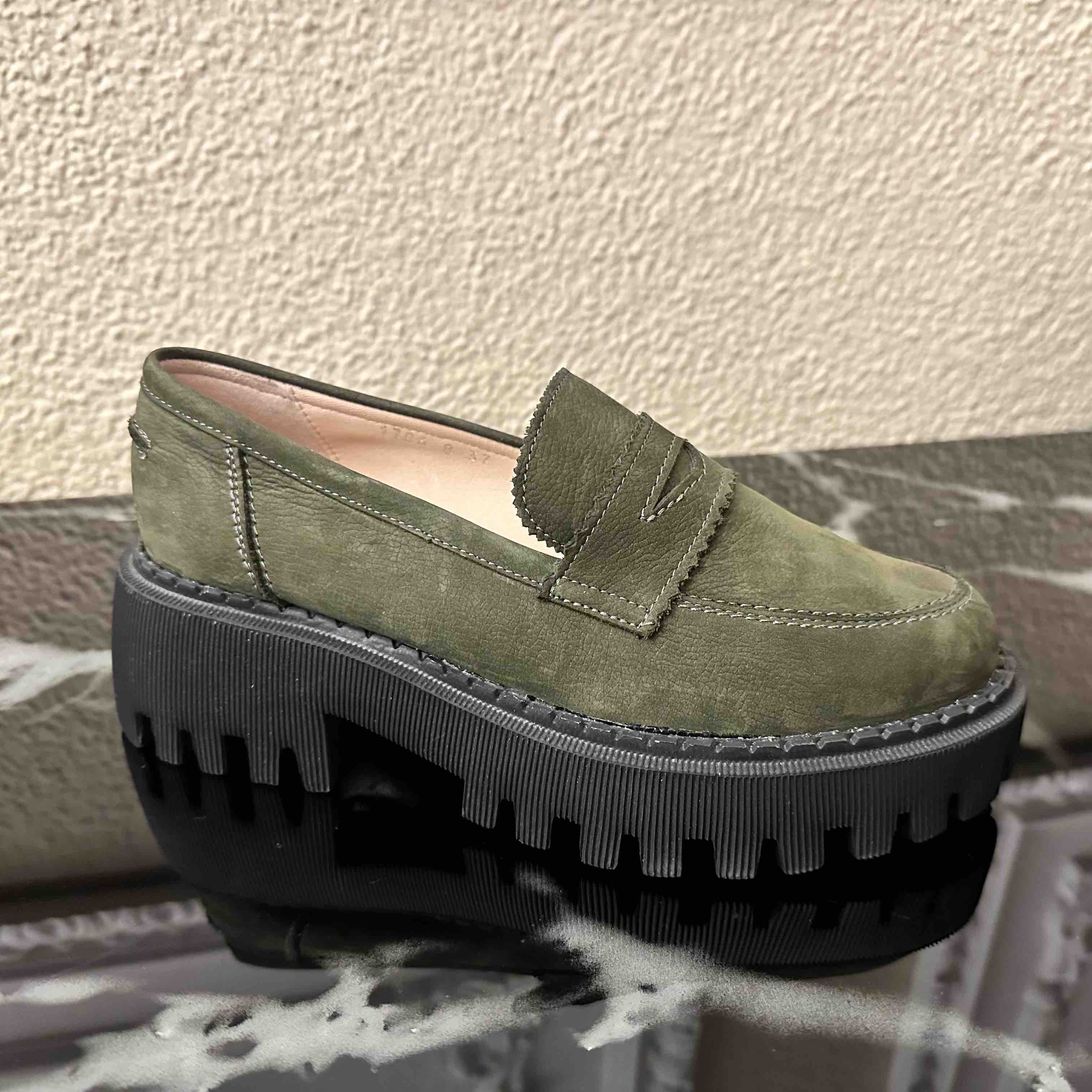 Moderna ženska cipela od zelene nubuk kože