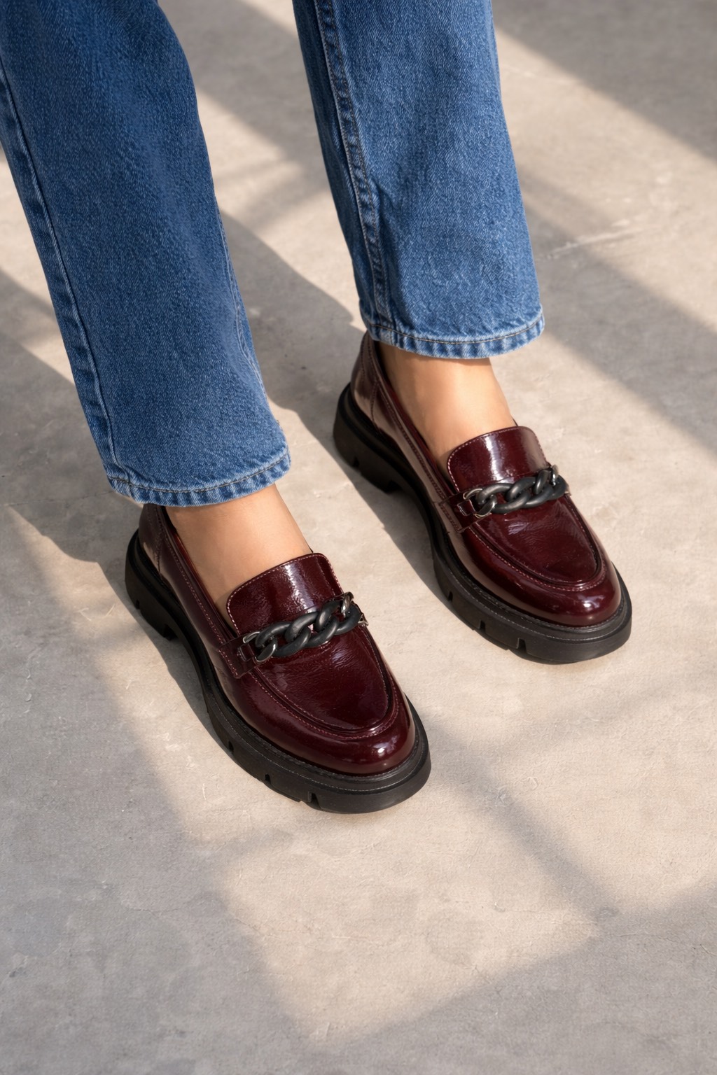 BORDO LAKOVANE MOKASINE SA CRNOM ŠNALOM